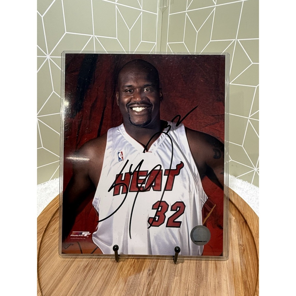 SHAQUILLE O'NEAL SIGNED 8x10" PHOTO COA